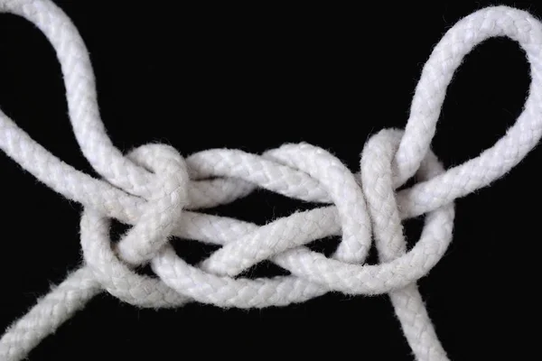 Ein Weißes Seil Gebunden Mit Stuhlknoten Isoliert Auf Schwarzem Hintergrund — Stockfoto