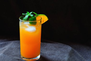 Siyah arkaplanda izole edilmiş portakal suyu.