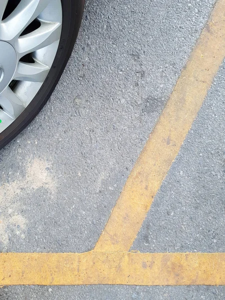 Línea Amarilla Divide Espacio Estacionamiento Pavimento Asfalto Del Centro Comercial — Foto de Stock