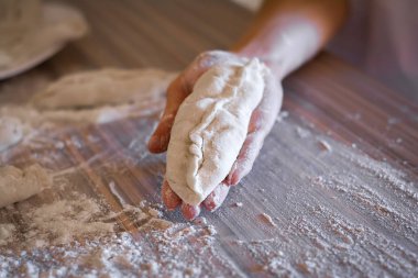 ev yapımı pasta hamuru bir el üzerinde bırakır