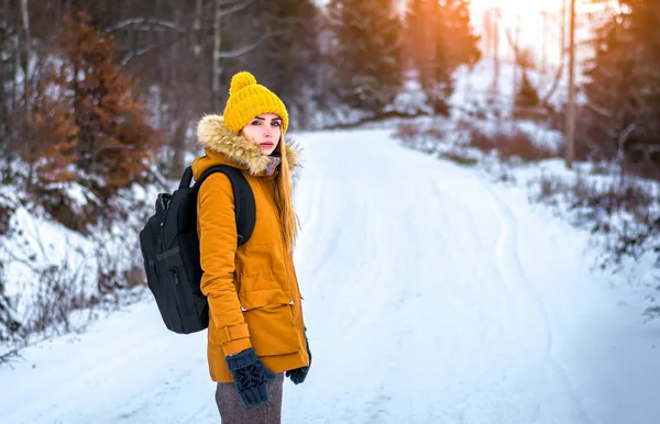 Жінка мандрівник взимку — стокове фото