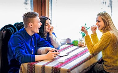 Genç insanlar konuşmak ve gülmek