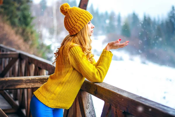 Dívka v svetr a čepice zachytává sníh — Stock fotografie