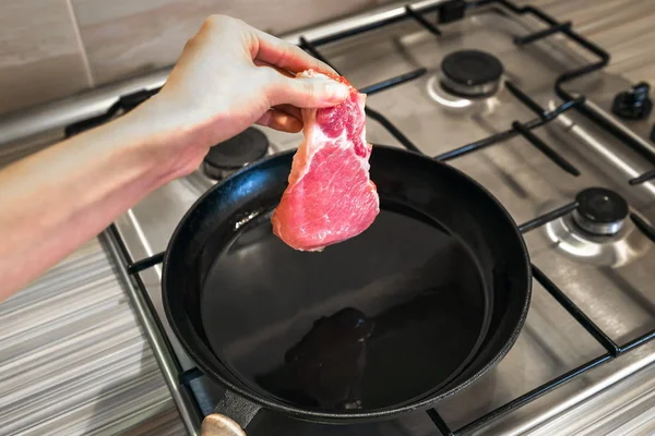 สเต็กเนื้อดิบในมือผู้หญิง — ภาพถ่ายสต็อก