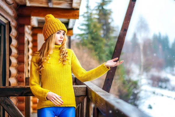 Młoda dziewczyna w sweter zimowy, wyciągając ręce do śniegu — Zdjęcie stockowe