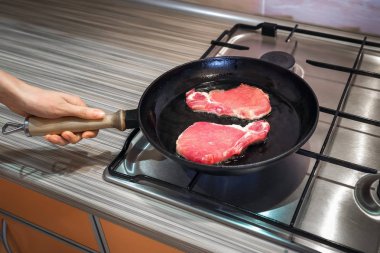 Dökme demir tavada ızgara sığır eti biftek pişirme