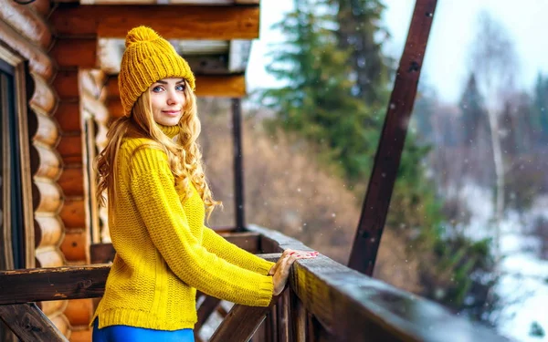 Krásná dívka s kudrnatými dlouhé blond vlasy v uplést svetr a čepice — Stock fotografie