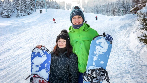 Пара сноубордистів, що стоять на лижному схилі — стокове фото