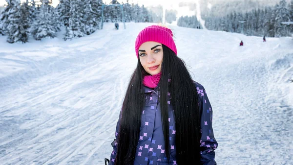 Dívka snowboardista stojící v zimě na lyžařský svah úsměvu a pohledu — Stock fotografie