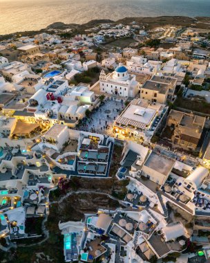 Yunan Santorini 'de kilise, Avrupa deniz tatil beldesi, dikey panorama