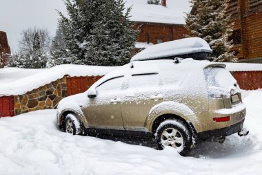 Kar yağışı altında araba, karlı hava, soğuk kış