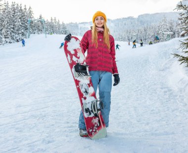 Güzel kız ya da kadın snowboardcu tek başına güler snowboard, kış sporu aktivitesi, açık hava yaşam tarzı