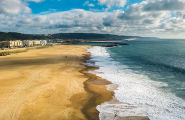Okyanus ya da deniz köpüğü ve insansız temiz plaj, yaz bulutlu manzara doğa