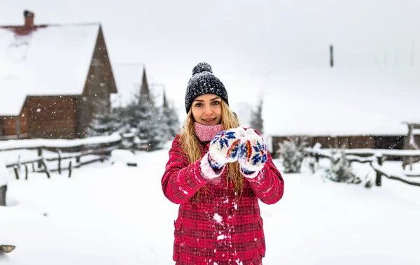 Mladá dívka v rukavici usmívající se sám venkov venku, sníh zima chladné počasí Vánoce, venku žena červené oblečení — Stock fotografie