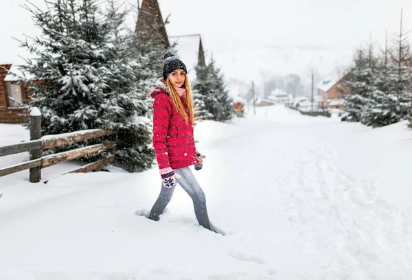 Meisje snowdrift buiten dorp of land, winter koude sneeuw weer, vrouw in rode jas of kleding buiten platteland — Stockfoto