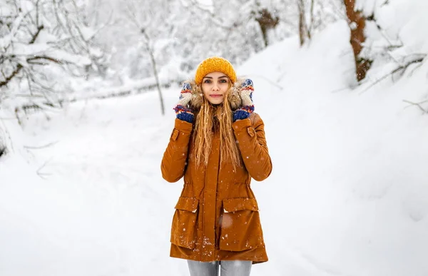 Meisje bevroor buiten winter, sneeuw koud weer, buiten sneeuwstorm sneeuwval — Stockfoto