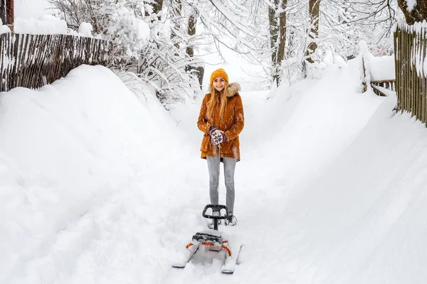 Dívka úsměv sáně sám sníh, zima chladné počasí venkovní krajina blizzard sněžení sáně — Stock fotografie