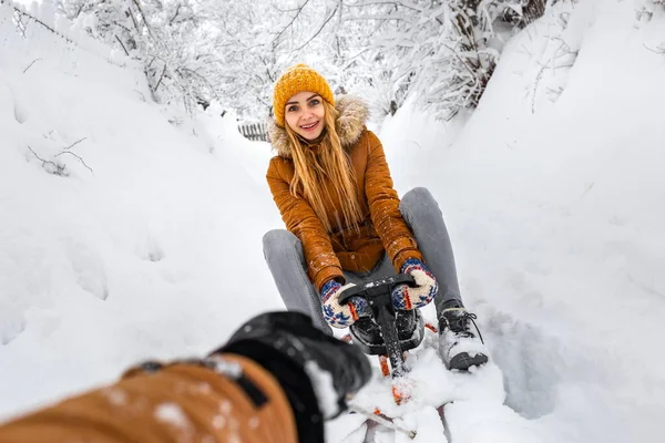 Дівчина катається на санчатах взимку, сніг холодна погода в сільській місцевості весело снігопад — стокове фото