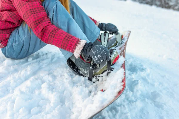 Snowboard csizma felszerelés, téli sport síléc vegye le a kapocs rögzítők — Stock Fotó