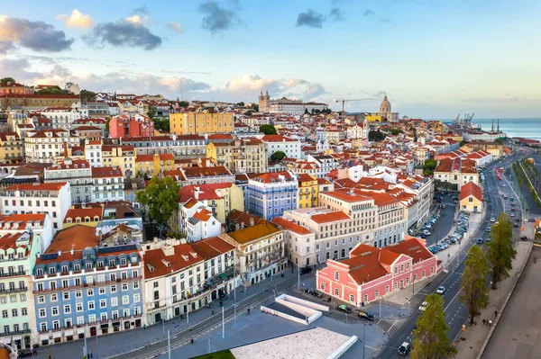 Panorama du paysage urbain de Lisbonne Alfama Portugal, belle ville européenne été, vue sur les maisons colorées — Photo