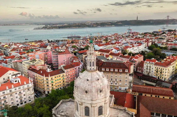 Paysage urbain lisbon lapa panorama portugais, beau temps d'été ville européenne — Photo
