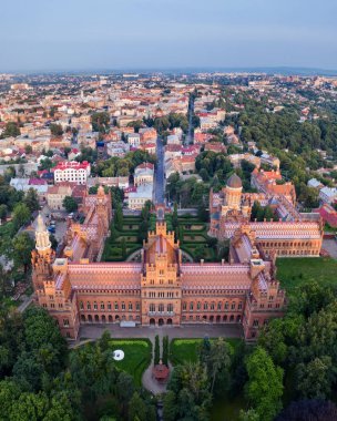 Chernivtsi 'deki eski kale üniversitesi Ukrayna, yaz verkesi