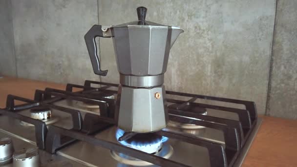 Гейзер кофеварка нагревается на домашней газовой плите, кипящая вода выключается — стоковое видео