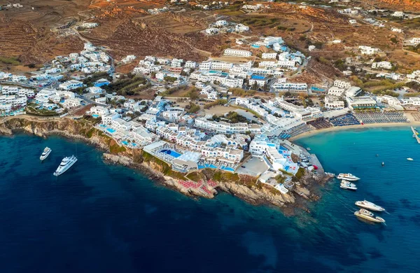 Mykonos Yunanistan, tatil beldesi Platis Gialos 'un havadan kumandası, açık deniz ve plaj yazı, Cyclades adaları