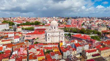 Lizbon havacılık panoramik şehir manzarası tarihi katedral Panteao Nacional kilisesi, merkez bölge Alfama Portekiz skiline