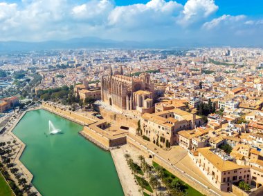 Palma de Mallorca havadan panoramik manzara tarihi merkez şehir, katedral kilise çeşmesi, şehir manzarası İspanya Mayorka silüeti