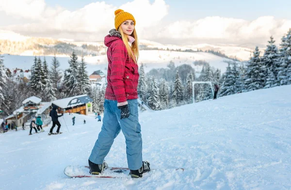 Joven hermosa chica snowboard en invierno nevado montaña Imagen de stock