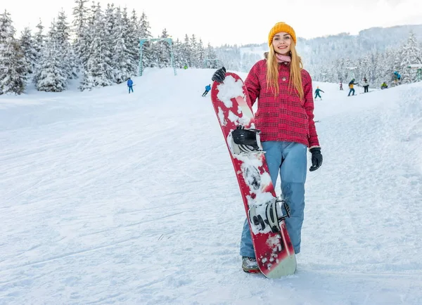 Chica o deporte mujer snowboarder sonrisa invierno actividad estilo de vida Imagen de archivo
