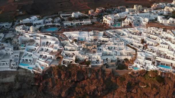 Oia, Santorini, Grecia - 25 de septiembre: hoteles de lujo en casas blancas — Vídeos de Stock