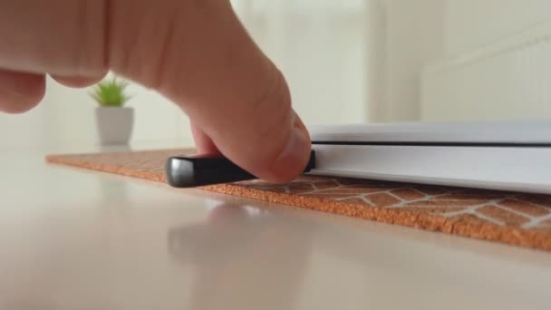 USB флеш-пам'ять з порту роз'єднати вихідний ноутбук — стокове відео