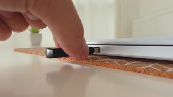 USB флеш-пам'ять з'єднує порт ноутбука — стокове відео