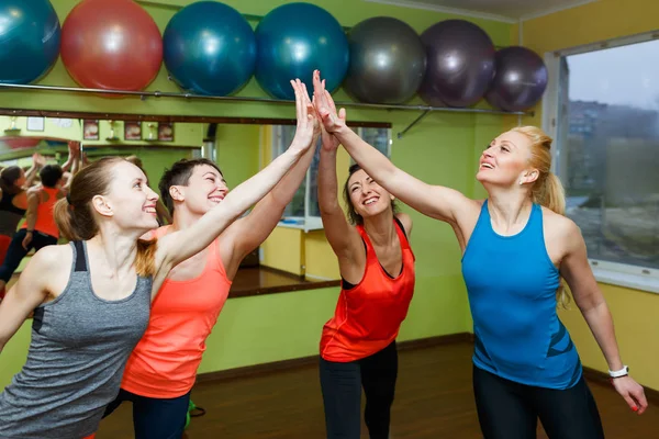 Equipa de treino de fitness feliz. Desporto pessoas . — Fotografia de Stock