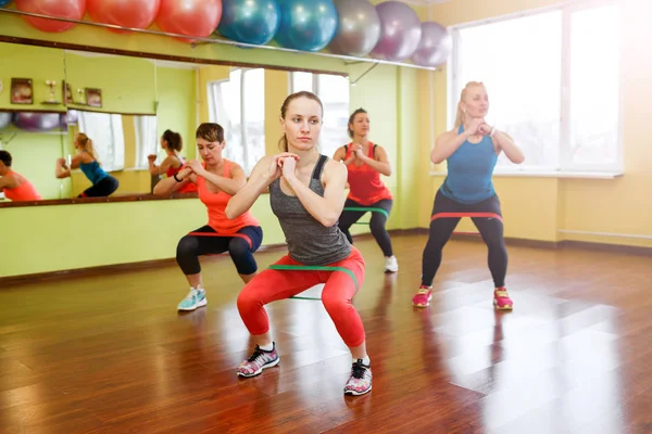 Gelukkig fitnesstraining. Sportmensen. Training in de sportschool — Stockfoto