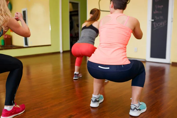 Trening fitness szczęśliwy. Ludzie sportu. Trening na siłowni — Zdjęcie stockowe