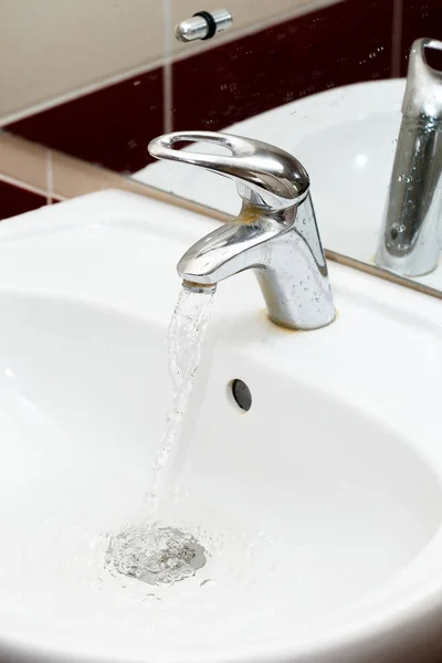 Wasser Läuft Aus Dem Kran Tarife Für Wasser — Stockfoto