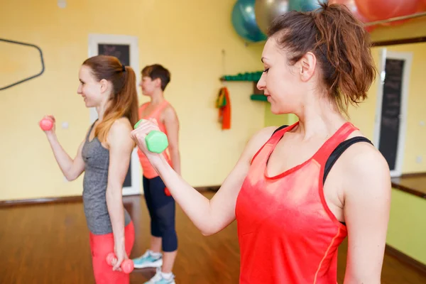 Feliz entrenamiento de fitness. Gente deportiva. Entrenamiento en el gimnasio — Foto de Stock