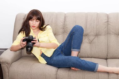 Güzel bir esmer görüntülere kameraya benziyor..