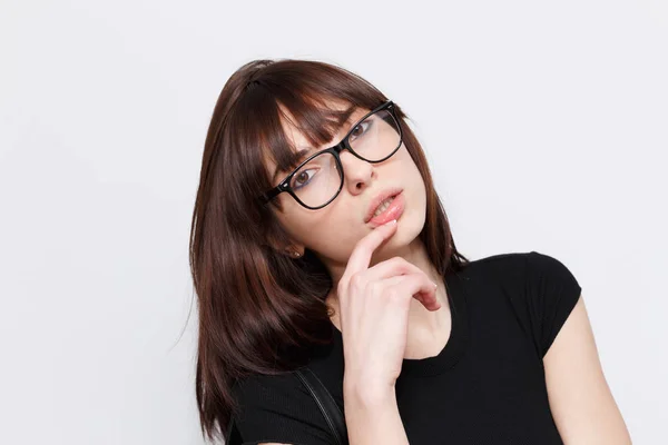 Retrato Emocional Uma Jovem Menina Bonita Óculos Fundo Branco — Fotografia de Stock