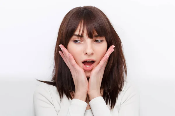 Emotionele Portret Van Een Jong Mooi Meisje Een Witte Achtergrond — Stockfoto