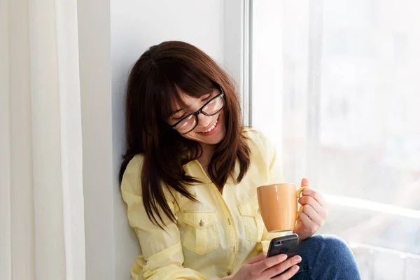 Mooi Meisje Met Telefoon Houdt Koffie Stockfoto