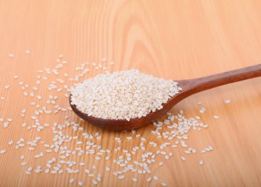 tahta kaşık ahşap masa üzerinde beyaz susam