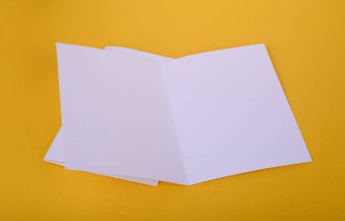 iki beyaz kağıt bifold broşür mockup Sarı zemin üzerine