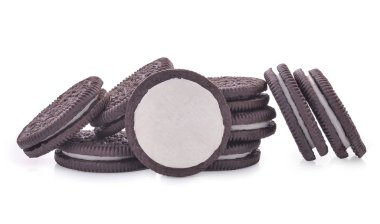 Beyaz izole krema dolgulu çikolata kurabiye