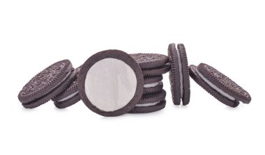 Beyaz izole krema dolgulu çikolata kurabiye