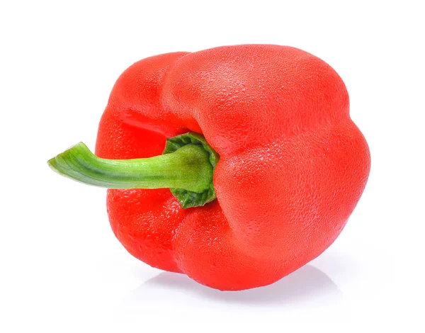 Čerstvé červené papriky s kapkou vody izolované na bílém — Stock fotografie