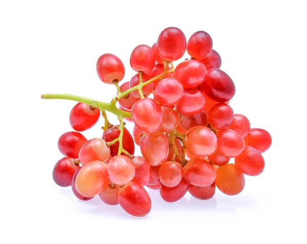Cacho vermelho sem sementes carmesim uva isolada em branco — Fotografia de Stock
